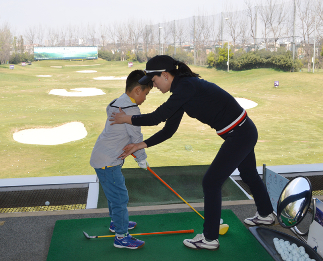 高尔夫预选赛上演强强对话，粤西霹雳队逆转滇池天虎队，团队配合流畅；节奏掌控在手的简单介绍开云APP